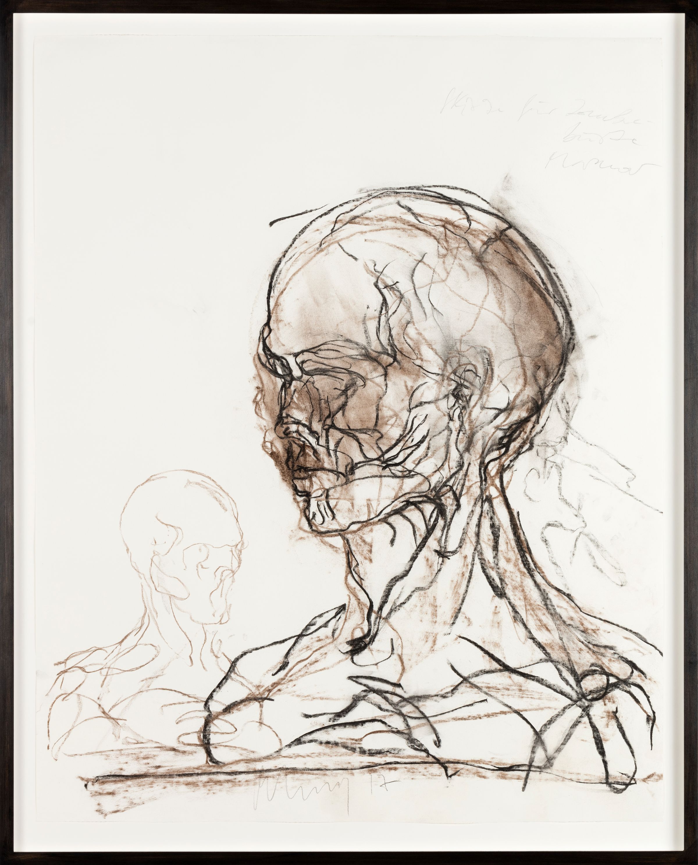 Tegning af menneskelig buste i profil, udført med kul og brunlig farve på hvidt papir. Værket viser anatomiske træk og vener i ekspressiv streg. Christian Lemmerz, Büste (1), 110 × 85 cm, 2017.